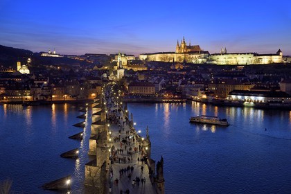 République Tchèque, Prague, centre historique classé Patrimoine Mondial de l' UNESCO, le pont Charles (Karluv Most ou Karlov Most), la tour gothique à l'entrée du pont du côté du quartier de Mala Strana devant l'église Saint Nicolas (Sv. Mikulase) et le chateau Royal en arrière plan à droite