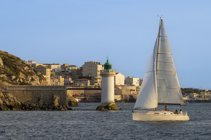 France, Bouches-du-Rhône (13), Marseille, un voilier entre au port à la balise du Pharo