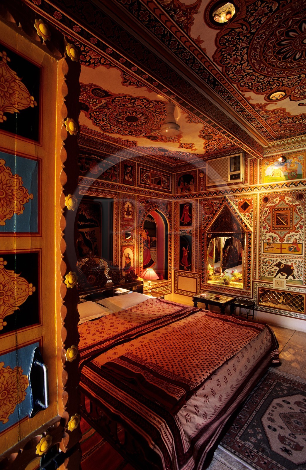 Inde, état du Rajasthan, ville de Jhunjhunu, chambre du Jamuna resort décorée de copies de fresques traditionnelles