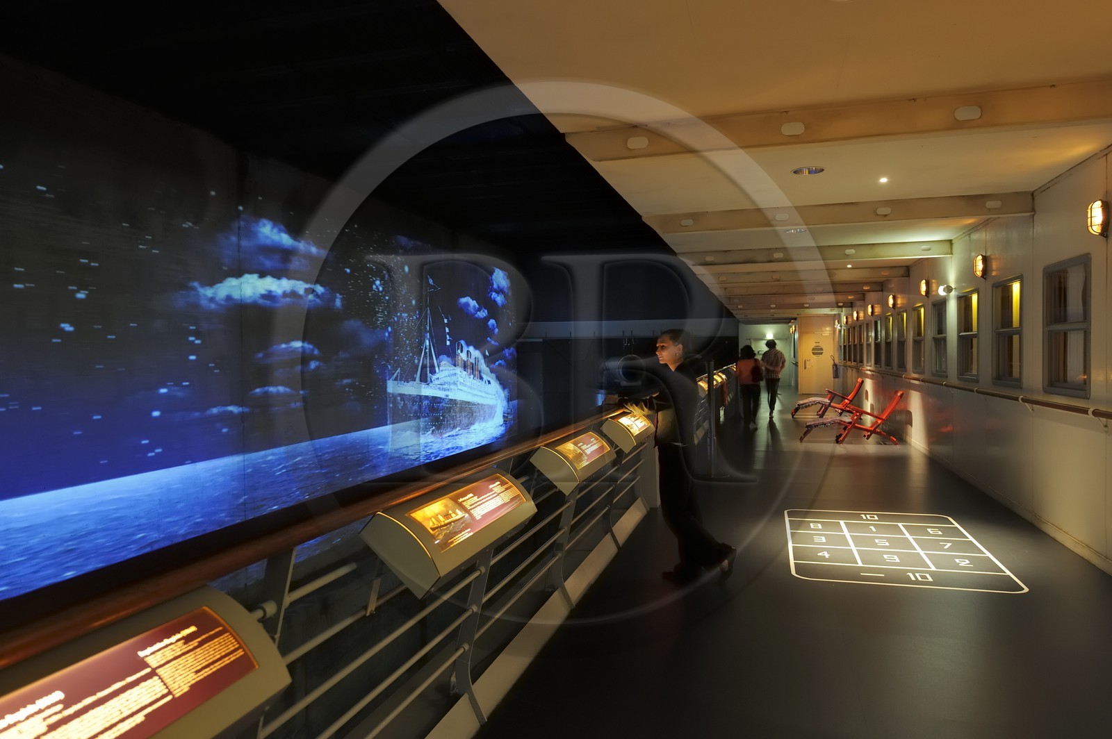 France, Loire-Atlantique (44), port de Saint-Nazaire, Escal'Atlantic dans l'ancienne base sous-marine fait revivre le monde des transatlantiques, le pont promenade