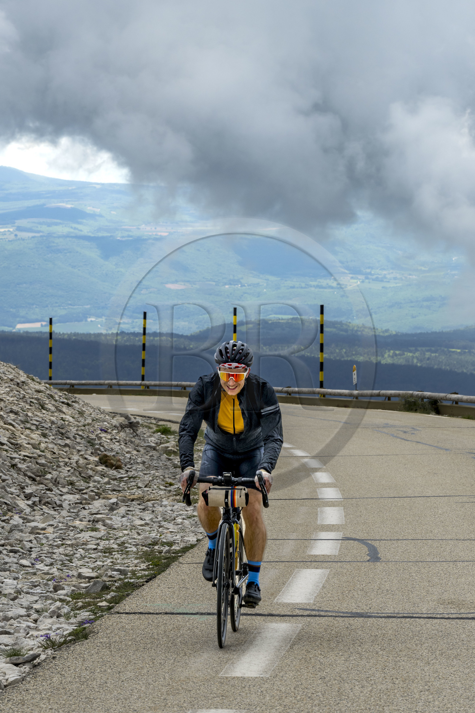 France, Vaucluse (84), Parc Naturel Régional du Mont Ventoux, Bedoin, ascension à vélo du Mont Ventoux par la route D974 sur le versant sud