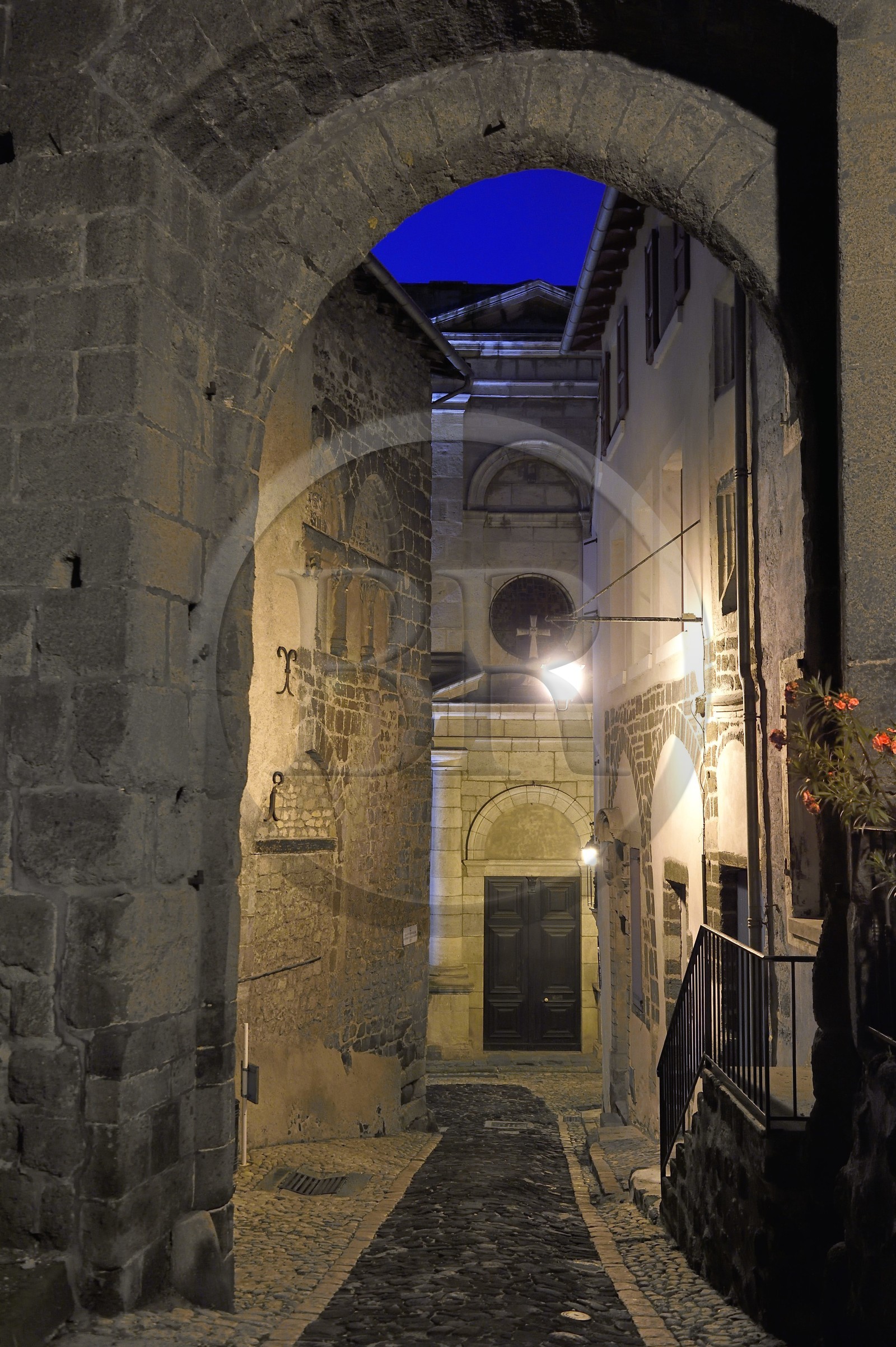 France, Haute-Loire (43), Le Puy-en-Velay, étape classée Patrimoine Mondial de l'UNESCO dans le cadre des chemins de Compostelle, rue Saint-Georges dans la Ville Haute