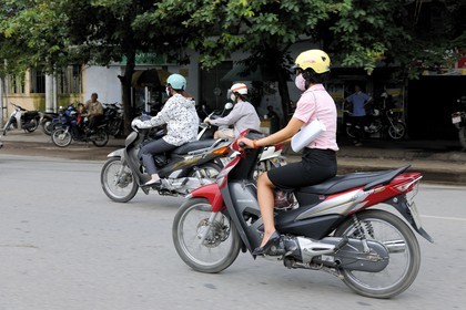 Vietnam, Hanoï, circulation en moto dans la vieille ville