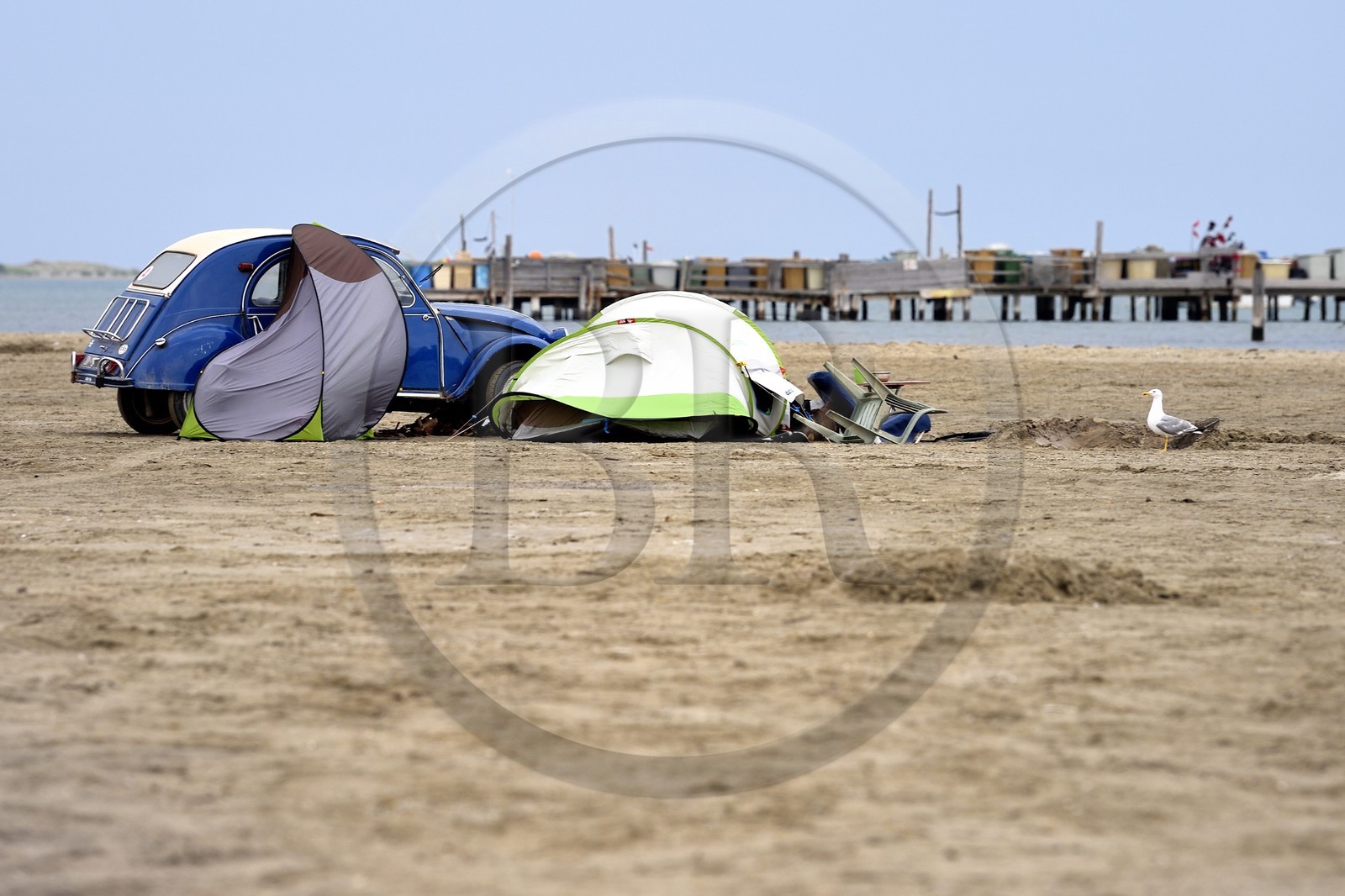 France, Bouches-du-Rhône (13), Parc naturel régional de Camargue, campement sauvage sur la plage de Beauduc France, Bouches-du-Rhône (13), Parc naturel régional de Camargue, campement sauvage sur la plage de Beauduc