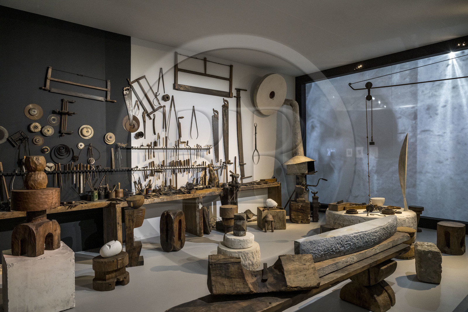 France, Paris (75), quartier des Halles, le Centre Pompidou aussi apellé Beaubourg, Musée National d'Art Moderne (MNAM), exposition retrospective Brancusi, reconstitution partielle de l'atelier de Brancusi impasse Ronsin, outils et forge de l'artiste