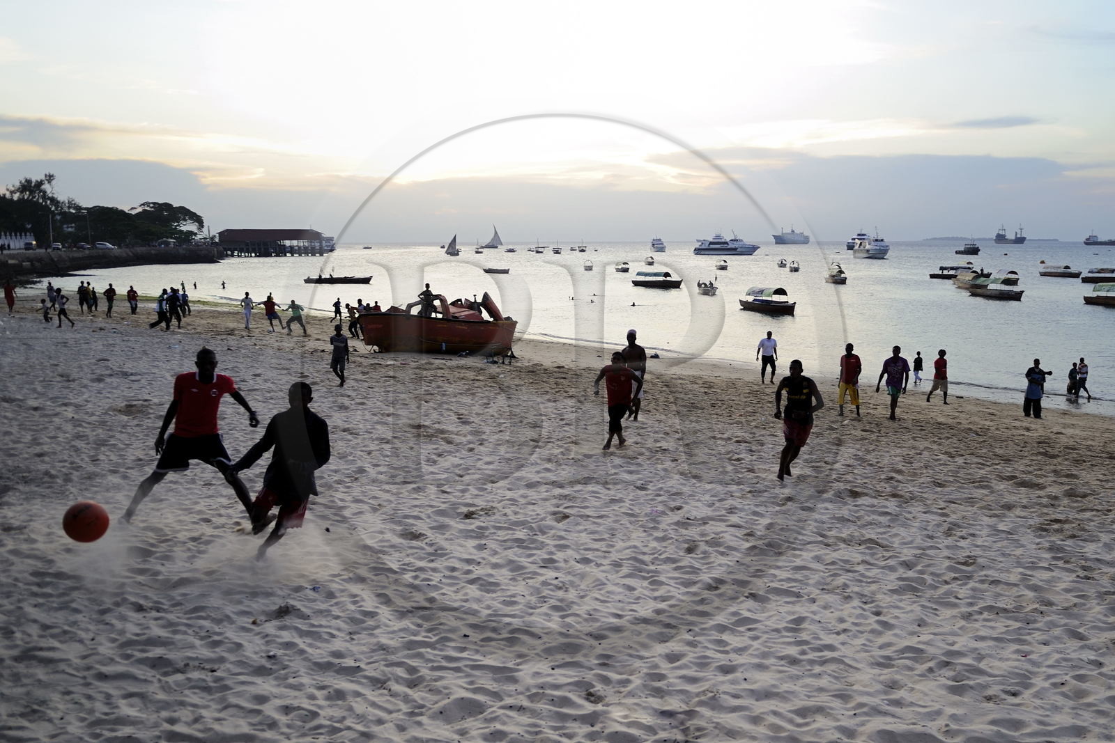 Tanzanie, archipel de Zanzibar, île de Unguja (Zanzibar), ville de Zanzibar, quartier Stone Town, classé Patrimoine Mondial de l' UNESCO, joueurs de fooball sur la plage