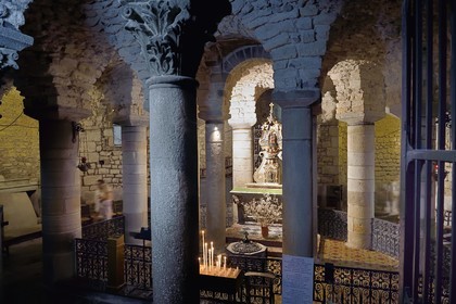 France, Puy-de-Dôme (63), Clermont-Ferrand, basilique Notre-Dame-du-Port de style roman auvergnat, classée Patrimoine Mondial de l'UNESCO au titre des Chemins de Saint-Jacques-de-Compostelle en France, la crypte qui abrite la Vierge Noire sur son autel ainsi qu'un très ancien puit