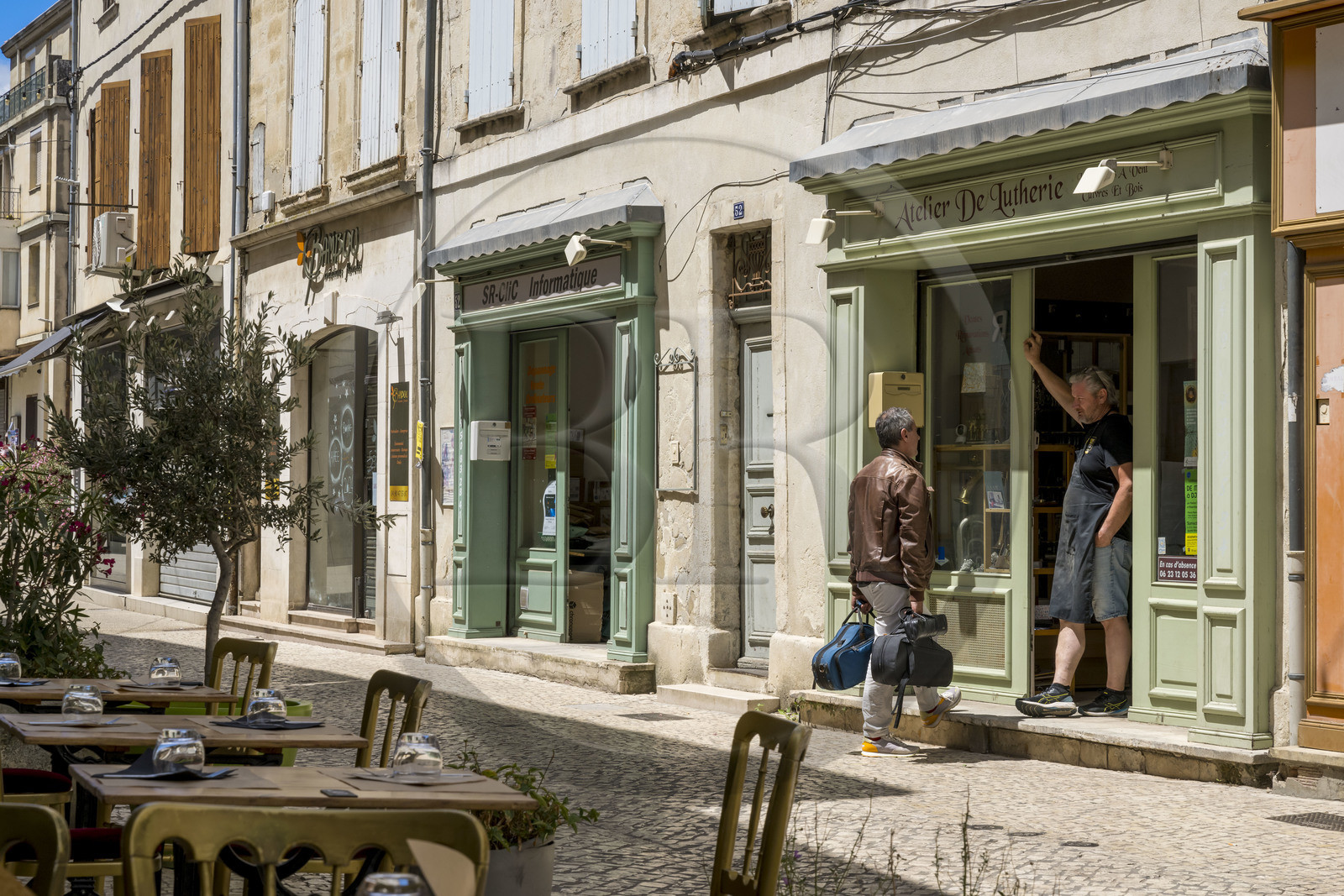 France, Bouches-du-Rhône (13), Tarascon, commerces dans la rue des Halles, atelier de lutherie France, Bouches-du-Rhône (13), Tarascon, commerces dans la rue des Halles, atelier de lutherie