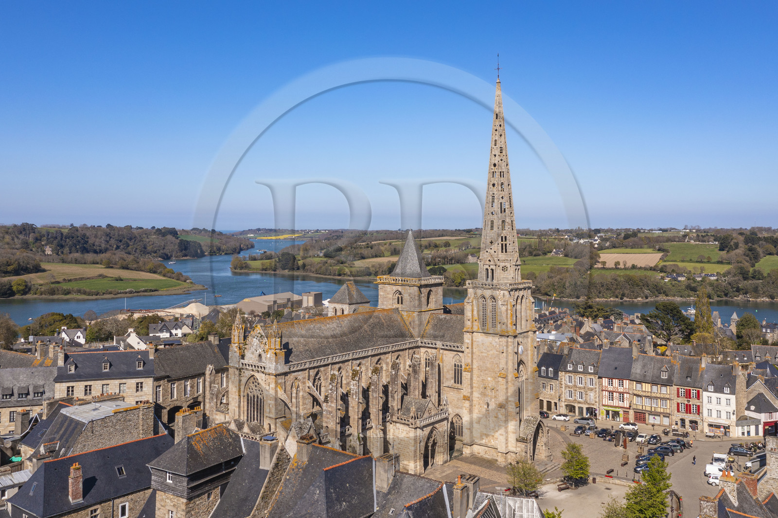 France, Côtes-d'Armor (22), Tréguier, cathédrale Saint-Tugdual et le fleuve Jaudy en arrière plan (vue aérienne)