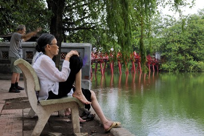 Vietnam, Hanoï, vieille ville, lac Hoan Kiem appelé le petit lac ou lac de l'épée restituée, temple Ngoc Son (de la montagne de jade) et le pont Thê Huc