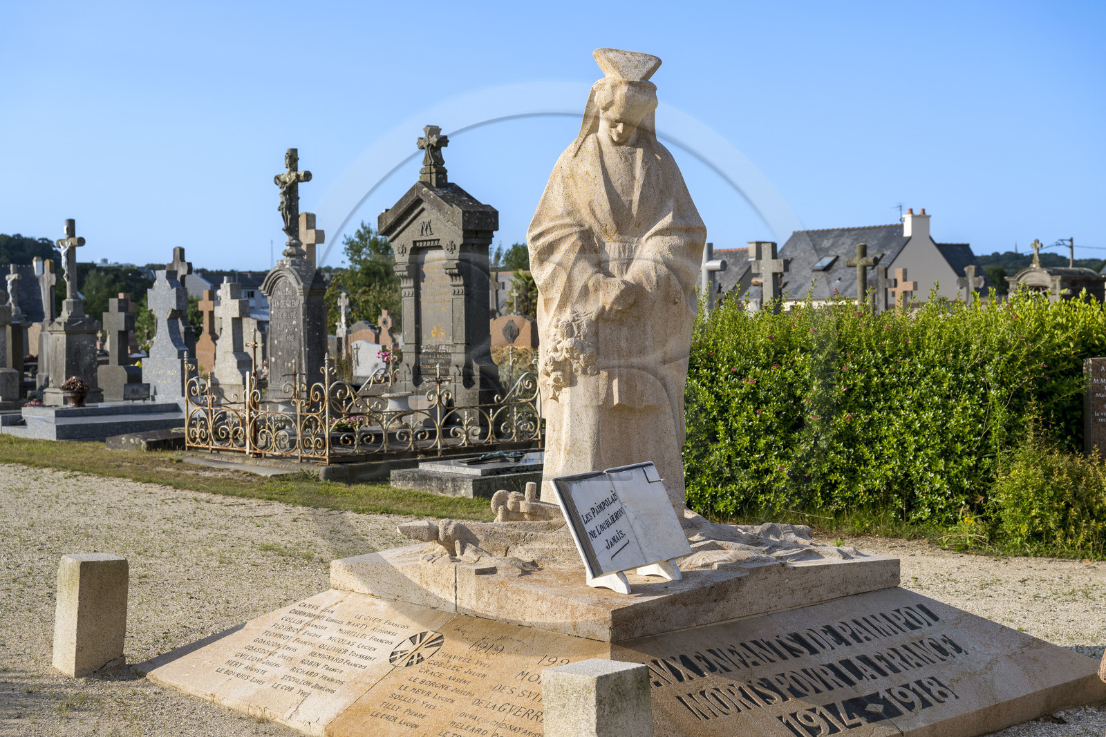 France, Côtes d'Armor (22), Paimpol, monument aux morts dans le cimetière municipal