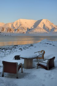 Norvège, Svalbard, Spitzberg, Longyearbyen, table avec vue en bordure de l'Adventfjorden