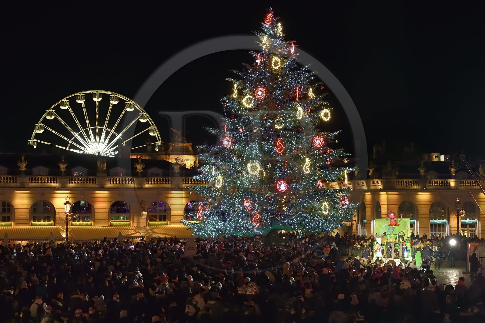 France, Meurthe-et-Moselle (54), Nancy, place Stanislas, le défilé de la Saint-Nicolas, char de la commune de Seichamps avec 1 000 Pattes