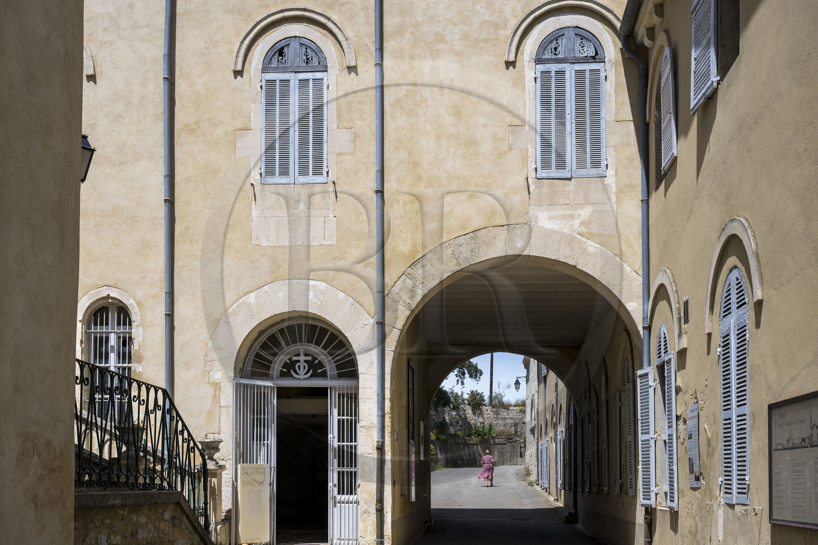 France, Bouches-du-Rhône (13), Tarascon, La Montagnette, abbaye Saint-Michel de Frigolet (XIIe siècle) France, Bouches-du-Rhône (13), Tarascon, La Montagnette, abbaye Saint-Michel de Frigolet (XIIe siècle)