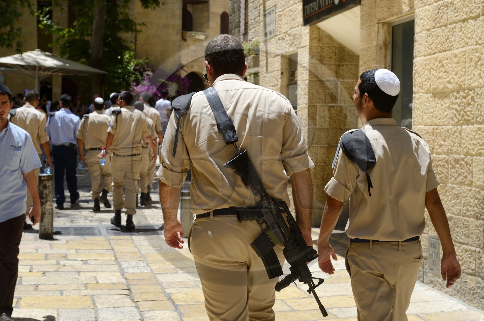 Israel, Jérusalem, ville sainte, vieille-ville classée Patrimoine Mondial de l'UNESCO, le quartier juif, soldats en arme dans la rue Tiferet-Yisrael