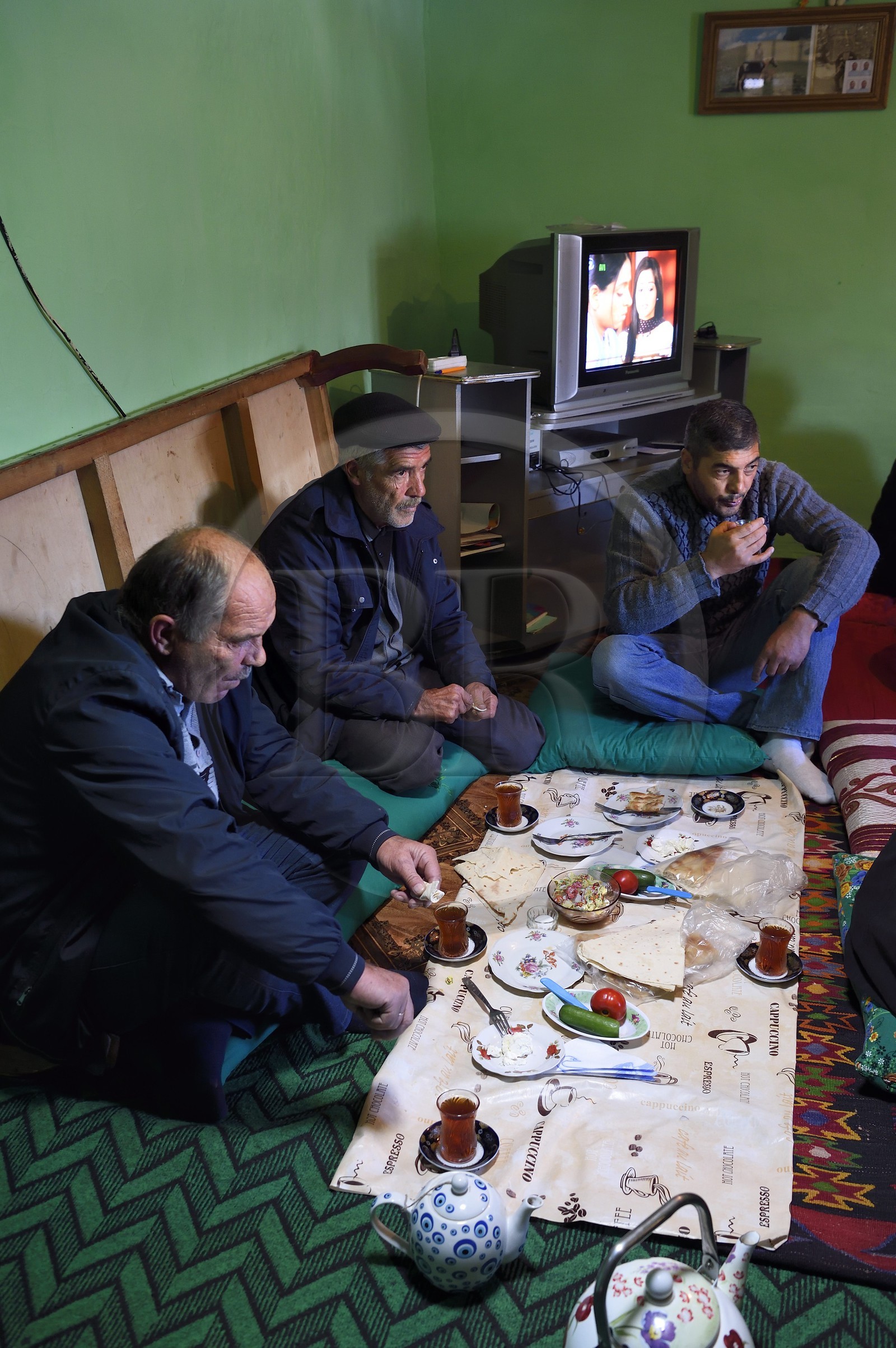 Azerbaïdjan, région de Quba (Guba), chaine de montagne du Grand Caucase, village de Khinalug (Xinaliq), déjeuner chez l'habitant Azerbaïdjan, région de Quba (Guba), chaine de montagne du Grand Caucase, village de Khinalug (Xinaliq), déjeuner chez l'habitant