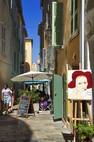 France, Var (83), Saint-Tropez, portrait peint de Brigitte Bardot rue du petit Saint Jean