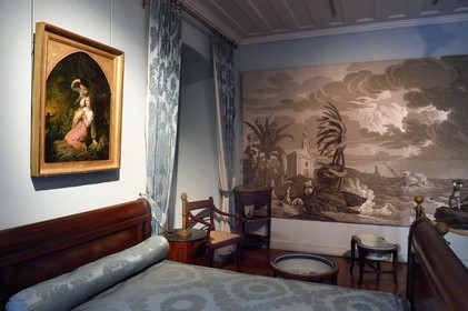 France, Ile de la Reunion, Saint-Gilles-les-Hauts, Musée de Villèle dans le domaine Panon-Desbassyns, ancienne propriété coloniale au cœur d'une grande plantation de canne à sucre qui faisait travailler un peu plus de 400 esclaves, la chambre à coucher dans la maison de maitre