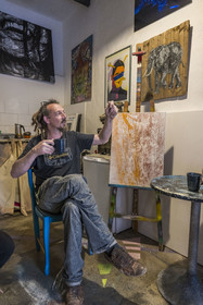 France, Bouches-du-Rhône (13), Marseille, quartier du Panier, le street artiste Loïc Perrel dit Poasson dans son atelier galerie de la rue des Phocéens