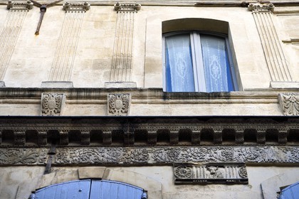 France, Bouches-du-Rhône (13), Arles, l’hotel particulier de Donine, une double frise sculptée rappelle le décor extérieur de l'enceinte du théatre romain voisin