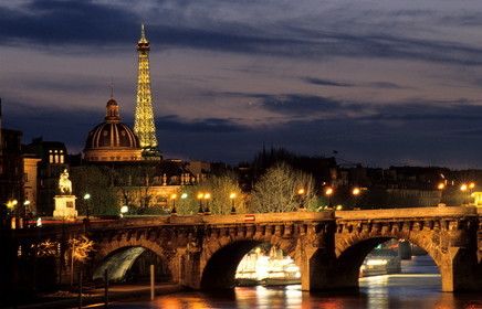 France, Paris (75), les rives de la Seine, classées Patrimoine Mondial de l'UNESCO, Pont Neuf, la Tour Eiffel illuminée (© SETE-illuminations Pierre Bideau)