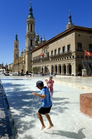 Spain, Aragon, Zaragoza, the pond and fountain in front of La Lonja and the Basilica del Pilar (Our Lady of Pilar) in the background