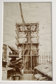 France, Haut-Rhin (68), Colmar, le Musée et maison natale de Bartholdi, photo de la statue de la Liberté surgissant au-dessus des toits des ateliers Gaget-Gauthier au 25 de la rue de Chazelles à Paris