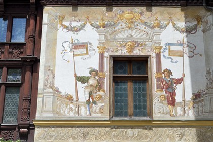 Roumanie, Valachie, Sinaia, château de Peles ancienne résidence royale édifiée de 1875 à 1883 pour le roi Carol Ier de Roumanie, peintures murales de la cour interieure