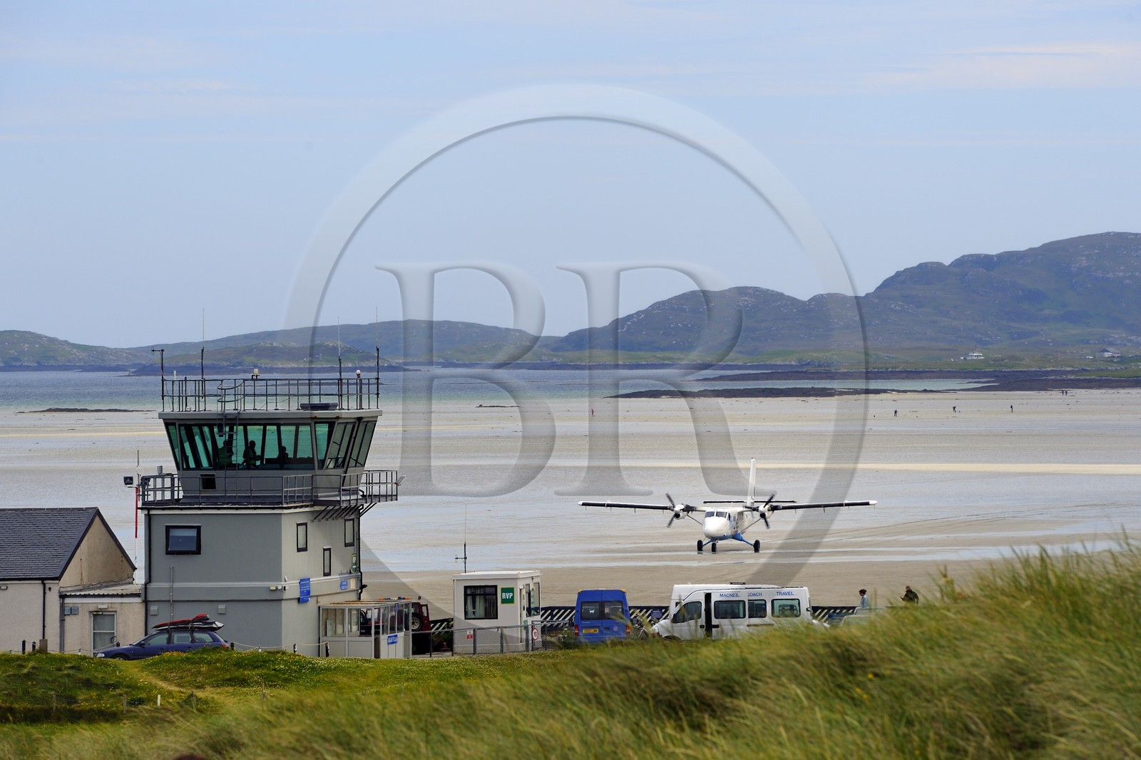 Royaume-Uni, Ecosse, Hébrides extérieures, Ile de Barra, Twin Otter atterrissant à l'aéroport de Barra, la piste est la plage à marée basse