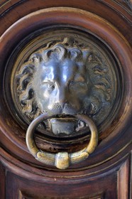 France, Bouches-du-Rhône (13), Arles, l'hôtel de Ville, heurtoir
