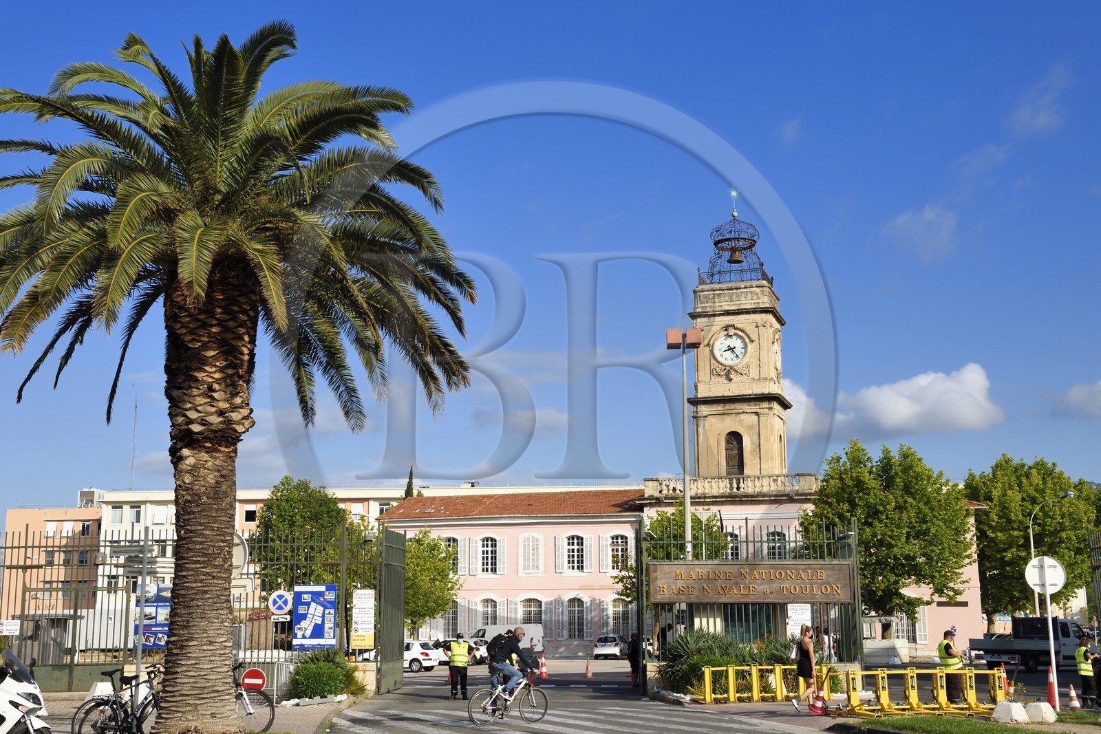 France, Var (83), Toulon, entrée de l'Arsenal côté ville et la Tour de l'Horloge