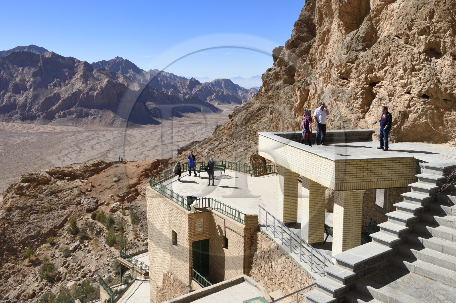 Iran, Province de Yazd, temple du feu de Chak Chak qui est un haut lieu de pélérinage pour les Zoroastriens Iran, Province de Yazd, temple du feu de Chak Chak qui est un haut lieu de pélérinage pour les Zoroastriens