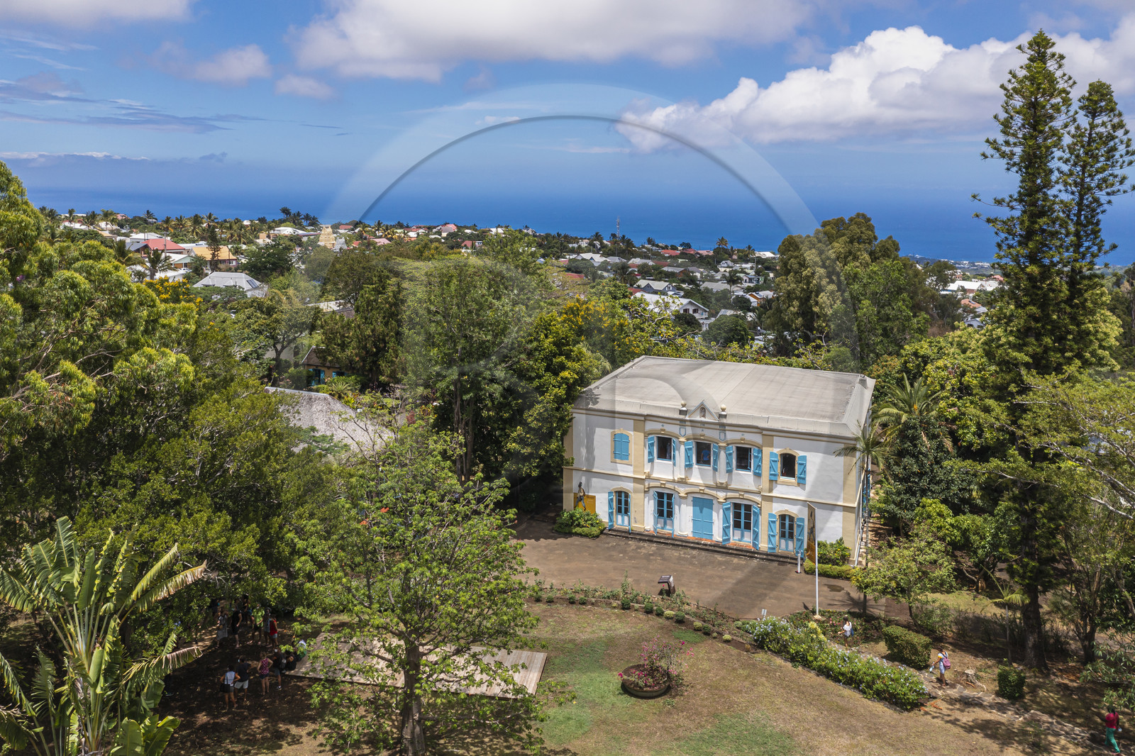 France, Ile de la Reunion, Saint-Gilles-les-Hauts, Musée de Villèle dans le domaine Panon-Desbassyns, ancienne propriété coloniale au cœur d'une grande plantation de canne à sucre qui faisait travailler un peu plus de 400 esclaves, la maison de maitre (vue aérienne) France, Ile de la Reunion, Saint-Gilles-les-Hauts, Musée de Villèle dans le domaine Panon-Desbassyns, ancienne propriété coloniale au cœur d'une grande plantation de canne à sucre qui faisait travailler un peu plus de 400 esclaves, la maison de maitre (vue aérienne)