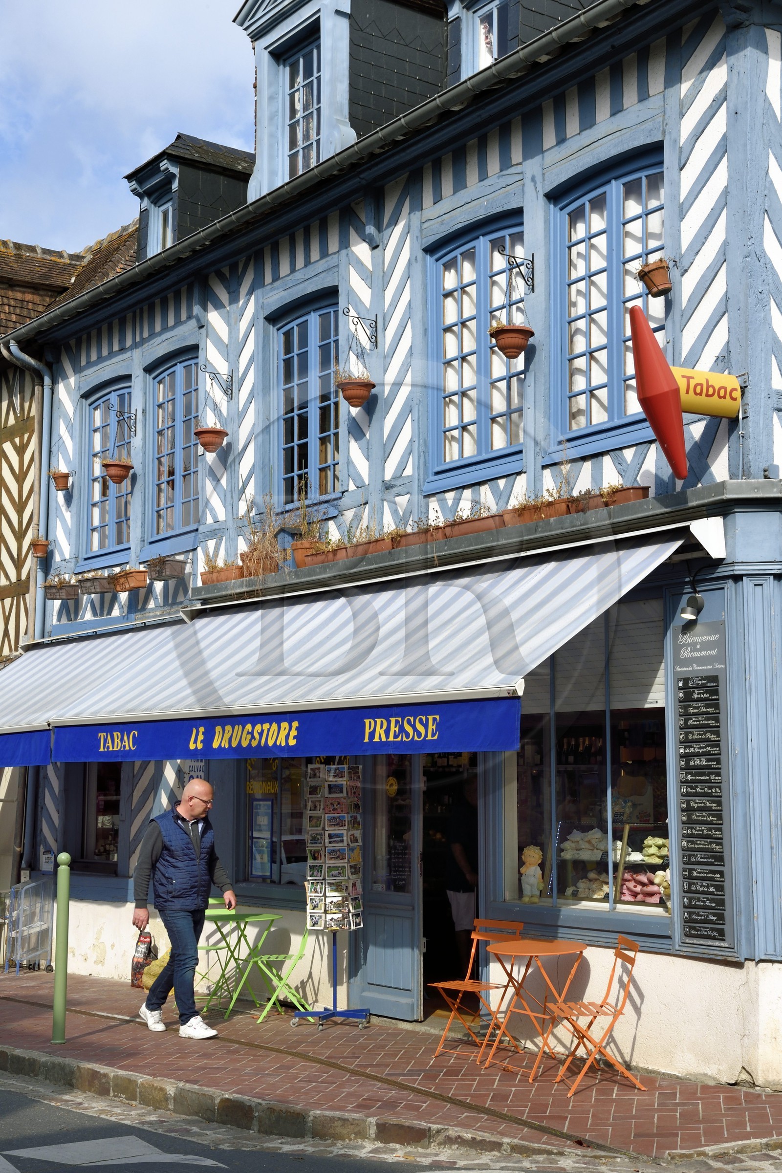 France, Calvados (14), Pays d'Auge, Beaumont-en-Auge, maison à pans de bois dans la rue principale du village