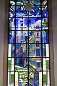 France, Alpes-de-Haute-Provence (04), vallée de l'Ubaye, Barcelonnette, Villa mexicaine connue sous le nom de Villa Bleue, vitrail de 8,10m de haut réalisé en 1933 par le maitre-verrier Gruber de l’école de Nancy représentant les métiers à tisser les draps, les cheminées fumantes des fabriques textiles et un grand magasin, il célèbre la réussite au Mexique de son commanditaire Camille Jean fondateur du magasin la Francia Maritima