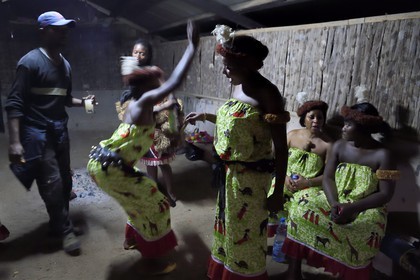Gabon, Libreville, danses traditionnelles à l'occasion d'un mariage