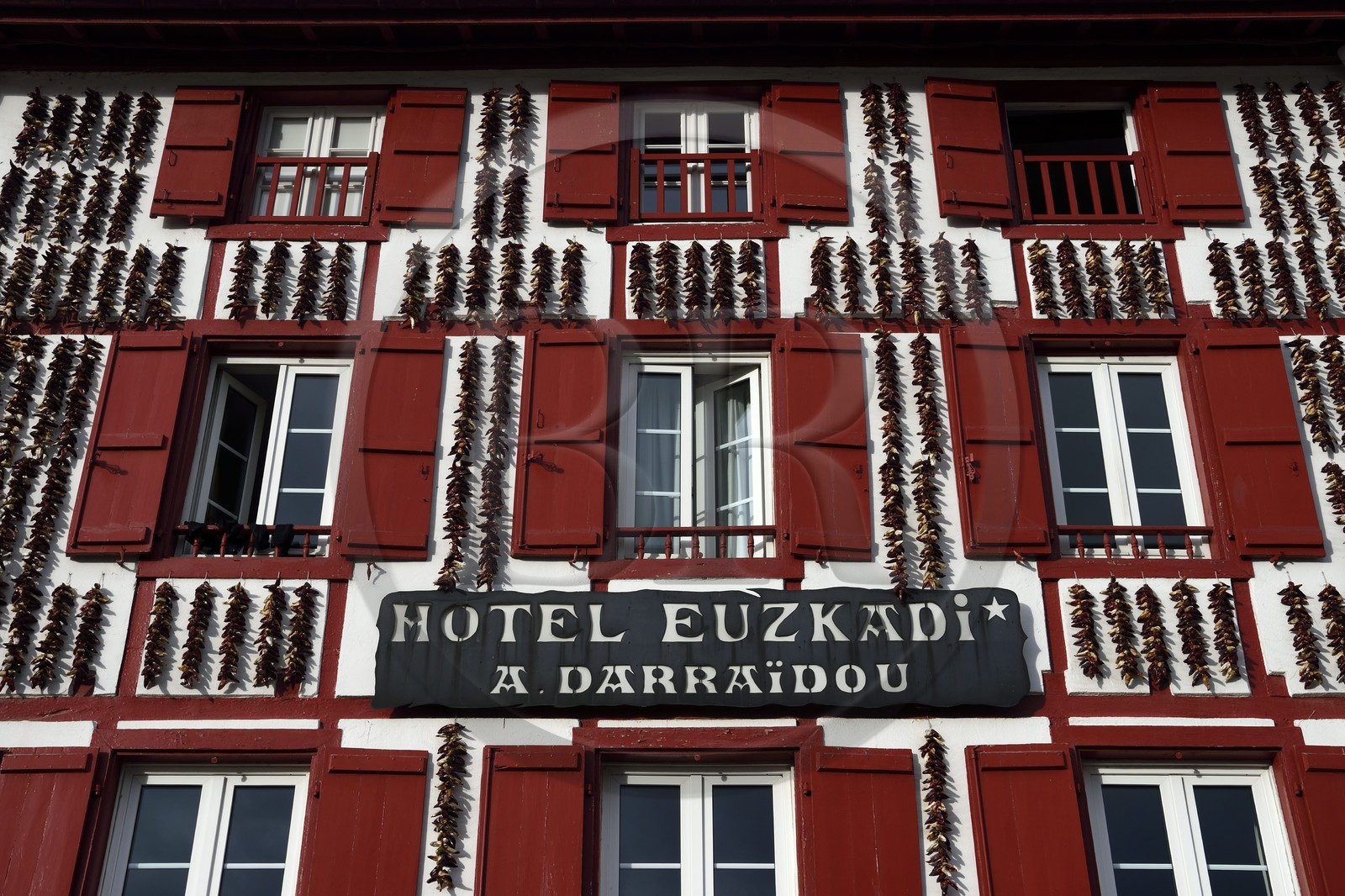 France, Pyrénées-Atlantiques (64), Pays-Basque, Espelette, séchage des piments d'Espelette aux facades des maisons du village, l'Hotel Euzkadi