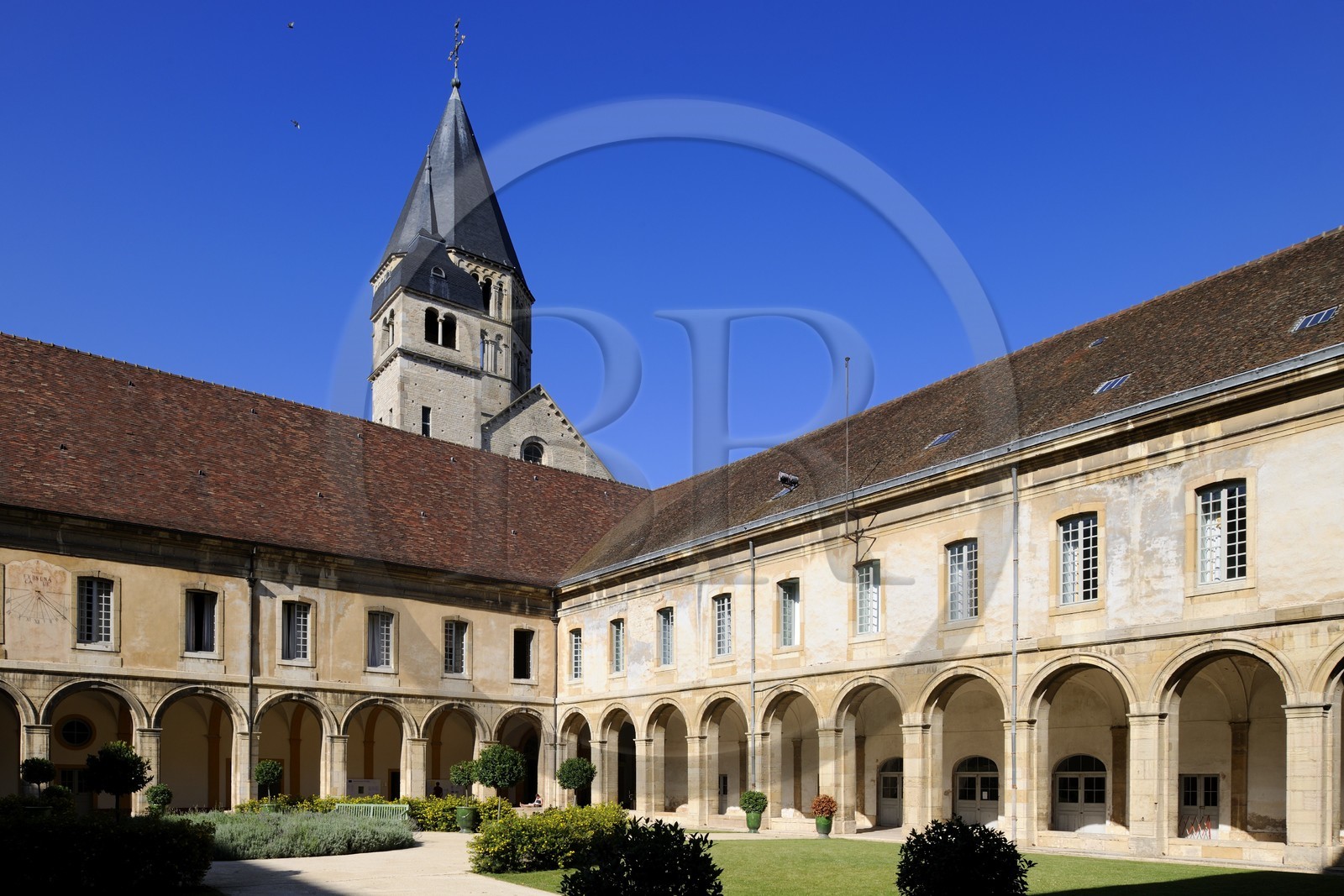 France, Saône et Loire (71), ancienne abbaye de Cluny, cour de l'école des Arts et Métiers et clochers de l'Eau Bénite et de l'Horloge