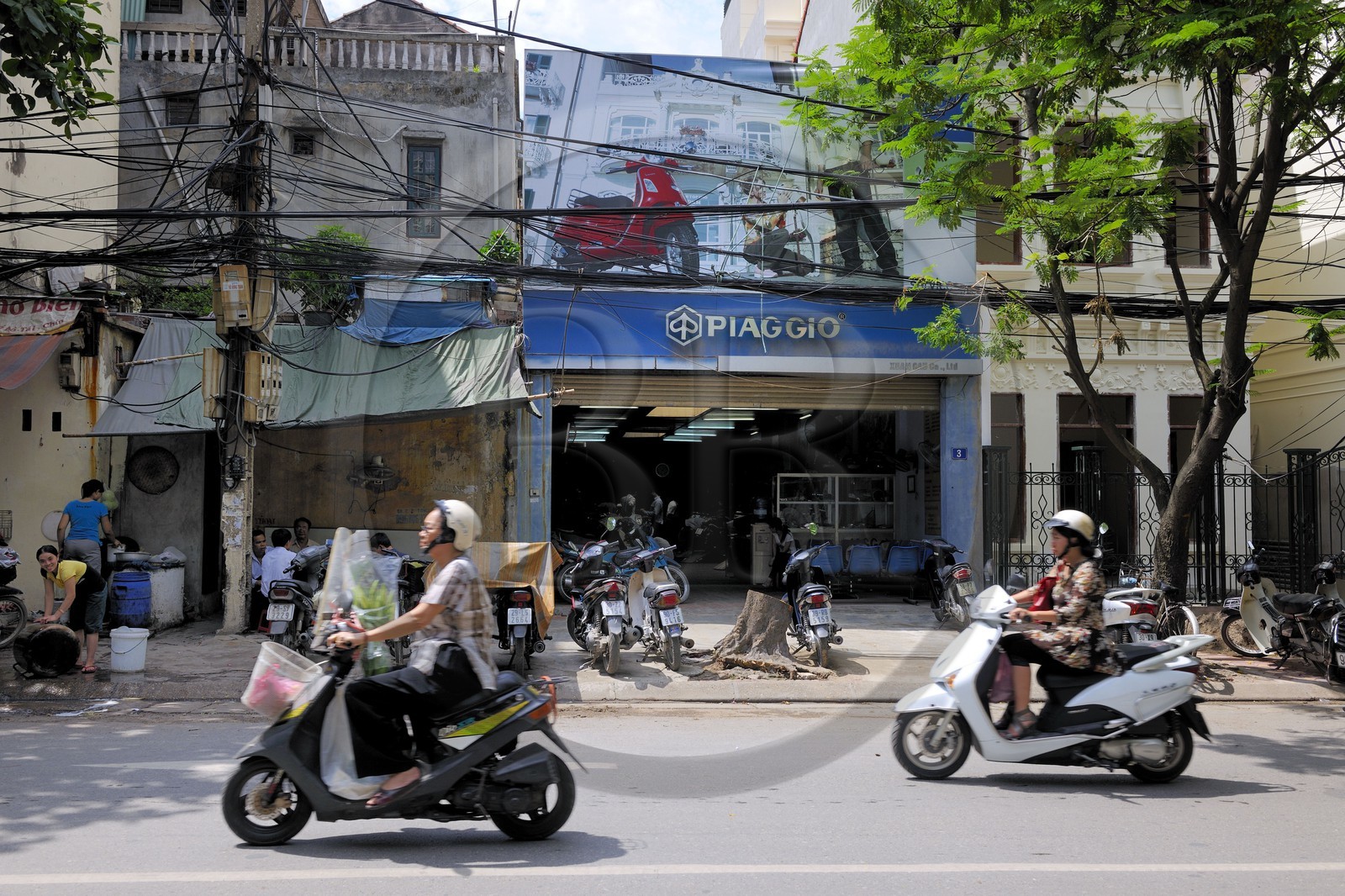 Vietnam, Hanoï, boutique Piaggio de vente de Vespa