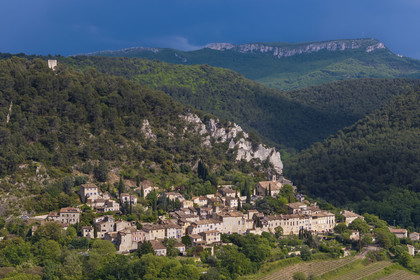 France, Vaucluse (84), Dentelles de Montmirail, le village médiéval de Séguret, labellisé Les Plus Beaux Villages de France, un jour d'orage et la crête de Saint-Amand vue du Sud en arrière plan (vue aérienne)