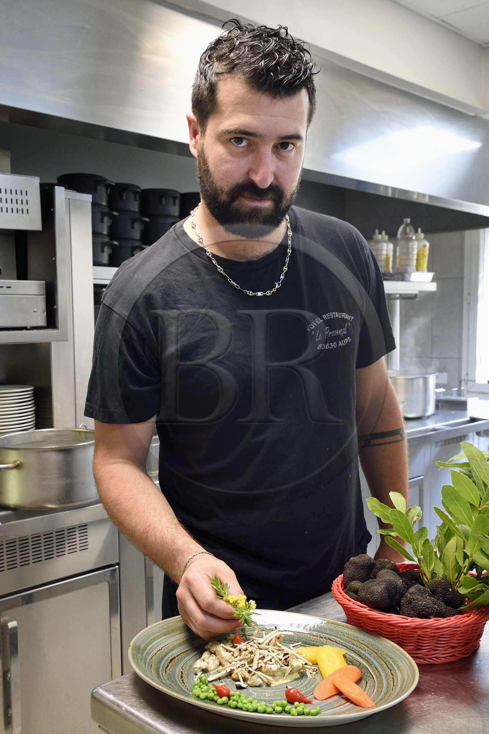 France, Var (83), Aups, restaurant Le Provençal, recette à base de truffes d'été, ris d'agneau à la sauce crème et truffes d'été, le chef en second Aurélien Archier