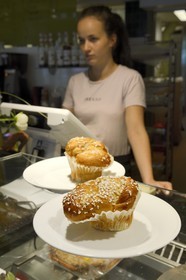 Suède, Comté de Vasterbotten, Umea, le Café Mekka, lieu fréquenté régulièrement par Stieg Larsson auteur de Millenium, brioche à la cannelle