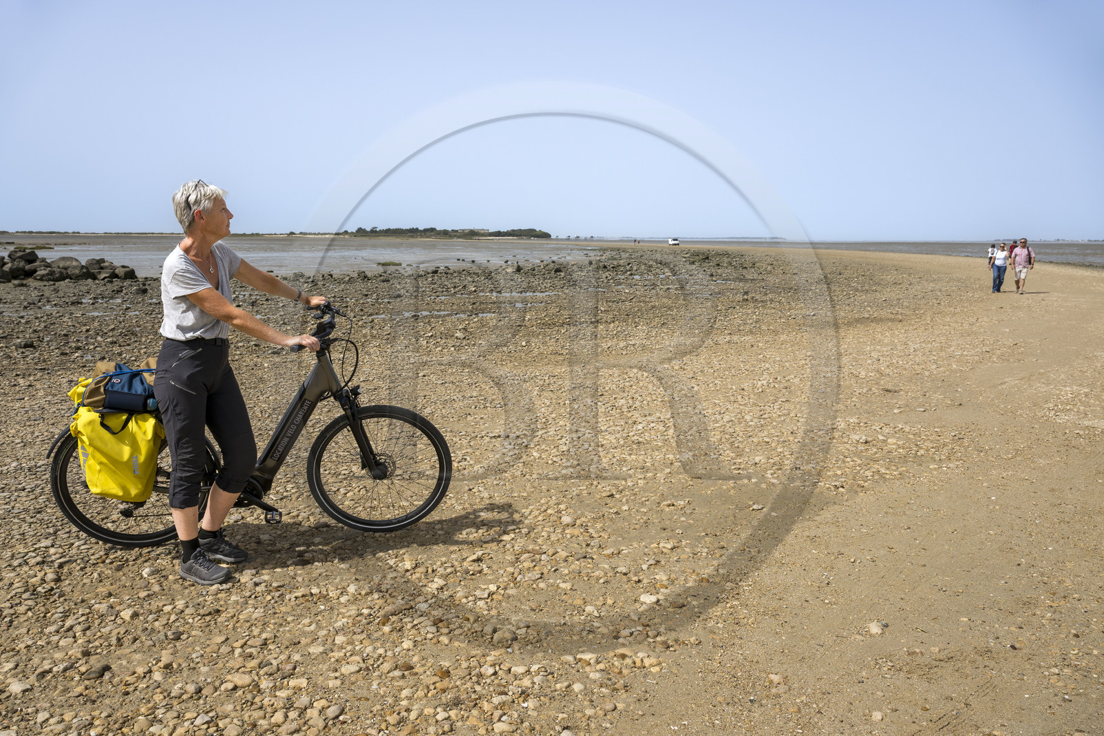 France, Charente-Maritime (17), Port-des-Barques, le tombolo de la Passe aux Boeufs qui relie l'Ile Madame au continent