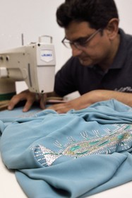 Sultanat d'Oman, Mascate, quartier de Al-Athaiba, atelier de haute couture de Amal Al-Raisi, broderie inspirée de la tradition omanaise