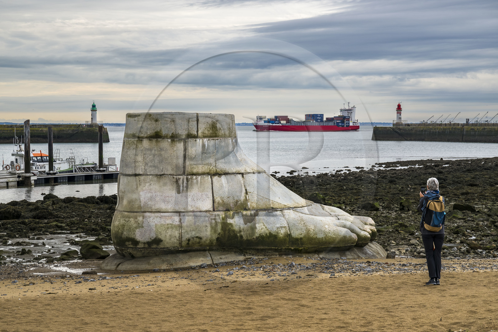 France, Loire-Atlantique (44), Estuaire de la Loire, Saint-Nazaire, collection d'art contemporain à ciel ouvert Estuaire, une des trois sculptures monumentales en béton Le pied, le pull et le système digestif réalisée par les artistes Daniel Bewar et Gregory Gicquel en bordure du Quai de la Jetée