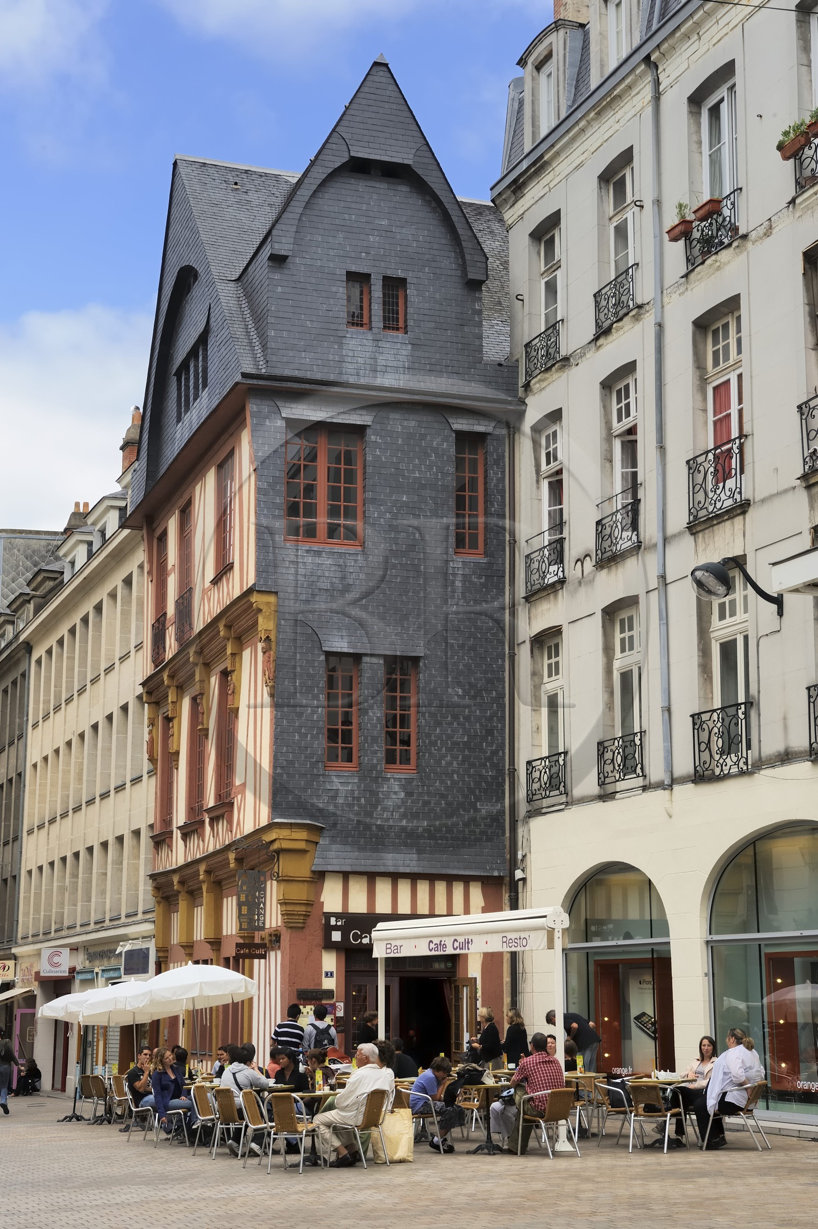 France, Loire-Atlantique (44), Nantes, une des plus ancienne maison de la ville place du Change, le café Cult'