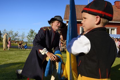 Suède, comté de Dalécarlie, région de Leksand, célébrations du solstice d'été dans le petit hameau de Hjulbäck, lever du drapeau suédois