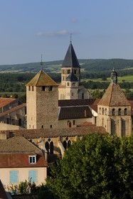 France, Saône et Loire (71), Cluny, clocher de l'Eau Bénite de l'ancienne abbaye au fond, la Tour du Fromage et à droite l'église de Notre-Dame