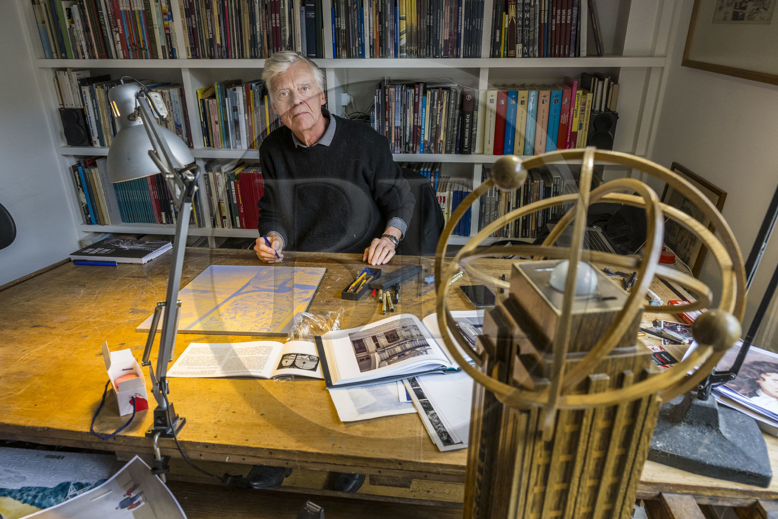 France, Paris (75), le dessinateur et auteur de bande-dessinée François Schuiten dans son atelier parisien, il fait des retouches à son dessin sur une des futures plaques de céramique qui orneront le quai de la station de métro Pont de Sèvres du futur réseau du Grand Paris Express France, Paris (75), le dessinateur et auteur de bande-dessinée François Schuiten dans son atelier parisien, il fait des retouches à son dessin sur une des futures plaques de céramique qui orneront le quai de la station de métro Pont de Sèvres du futur réseau du Grand Paris Express