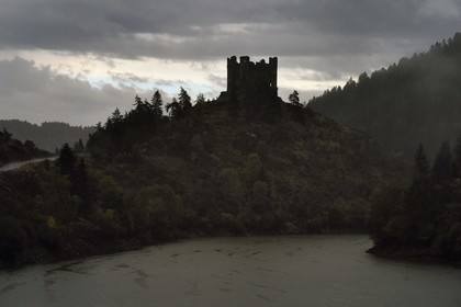 France, Cantal (15), Gorges de la Truyère, Alleuze, ruines féodales perchées du château fort d'Alleuze du XIIIe siècle reconstruit en 1405
